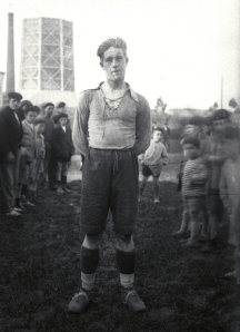Aguerrido futbolista local en el campo de La Electra del Llano.